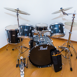 Batería marca Pearl road show, platillos, ride,crash y contratiempo Ziĺdjian, juego de parches EVANS