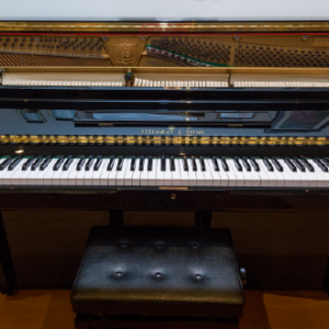 Piano vertical STEINWAY & SONS